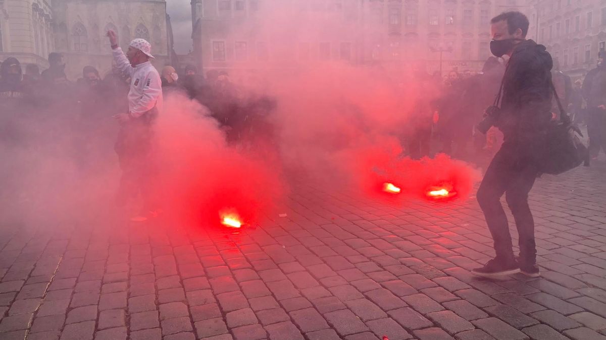 Proti pyrotechnice vodní děla i slzný plyn. Policie rozháněla protestující